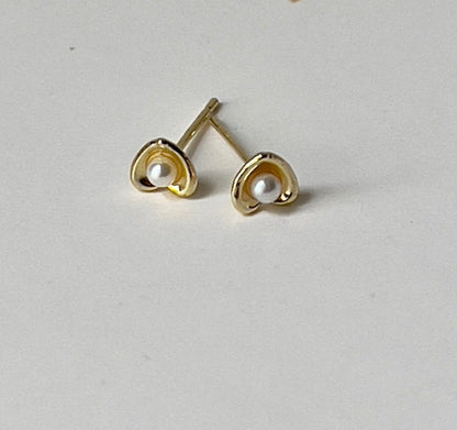 gold heart shaped stud earrings with little pearl in the middle