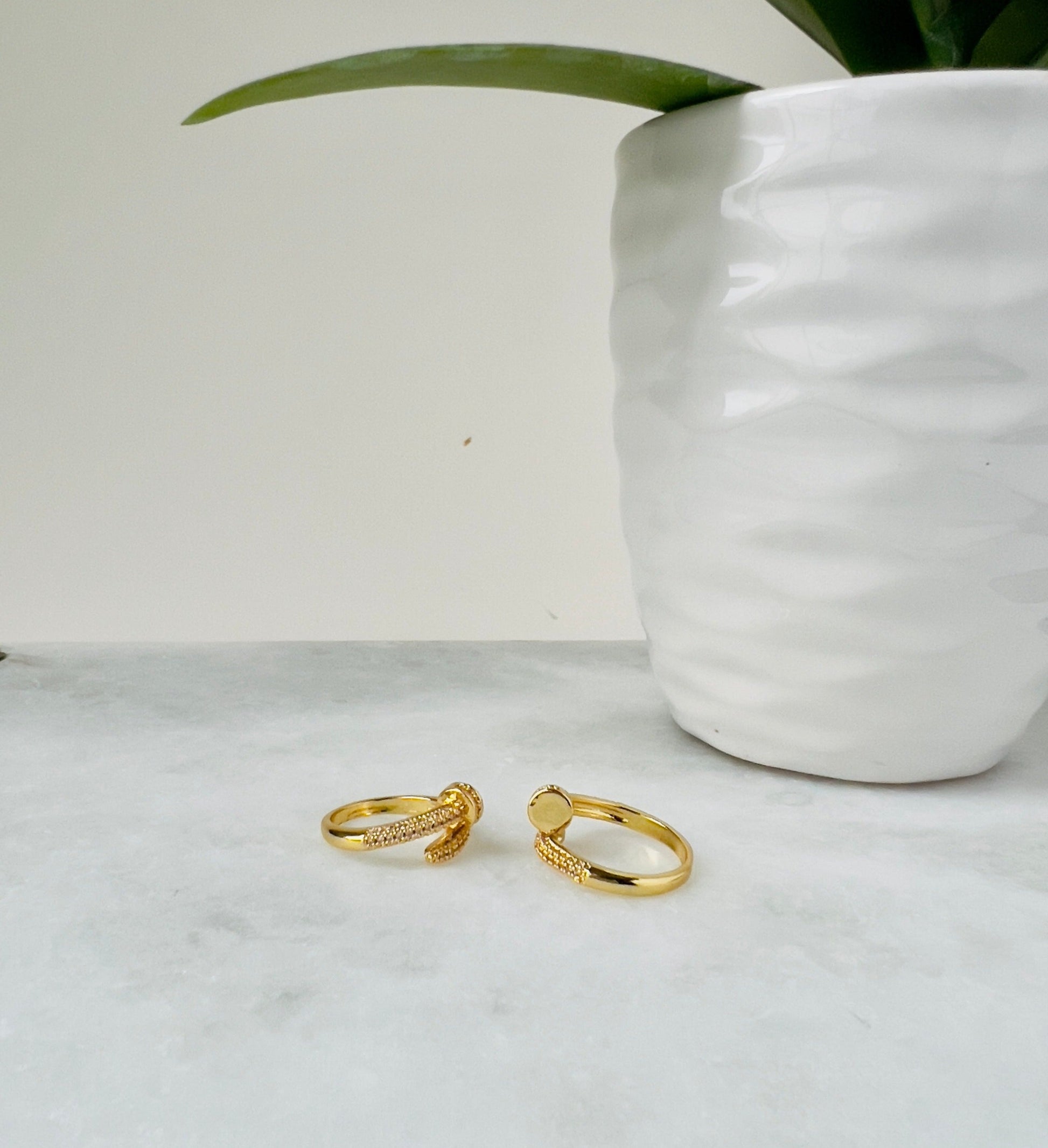 fang shape ring in gold with zirconia on the top in gold plated for women