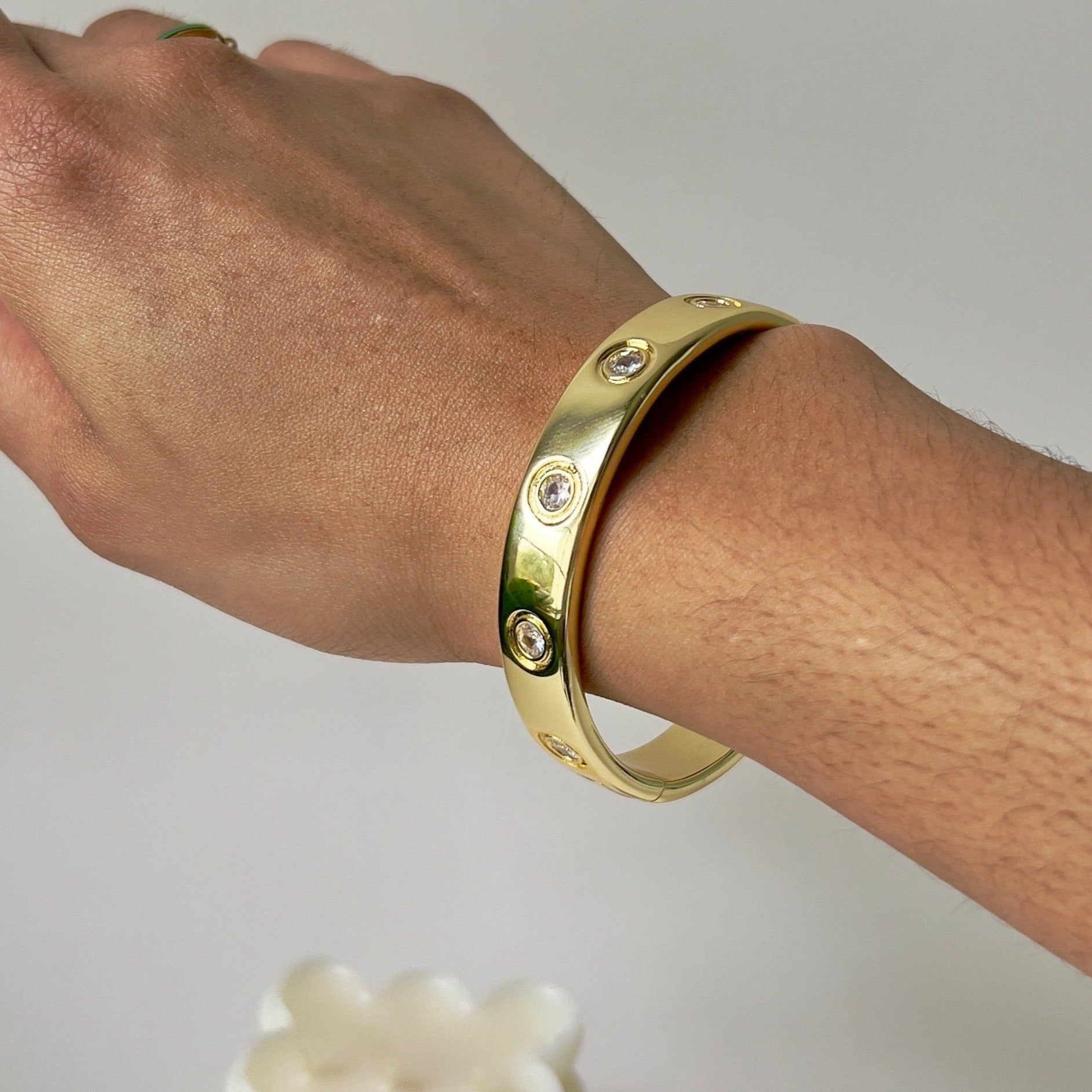 golden locked bracelet with zirconia details