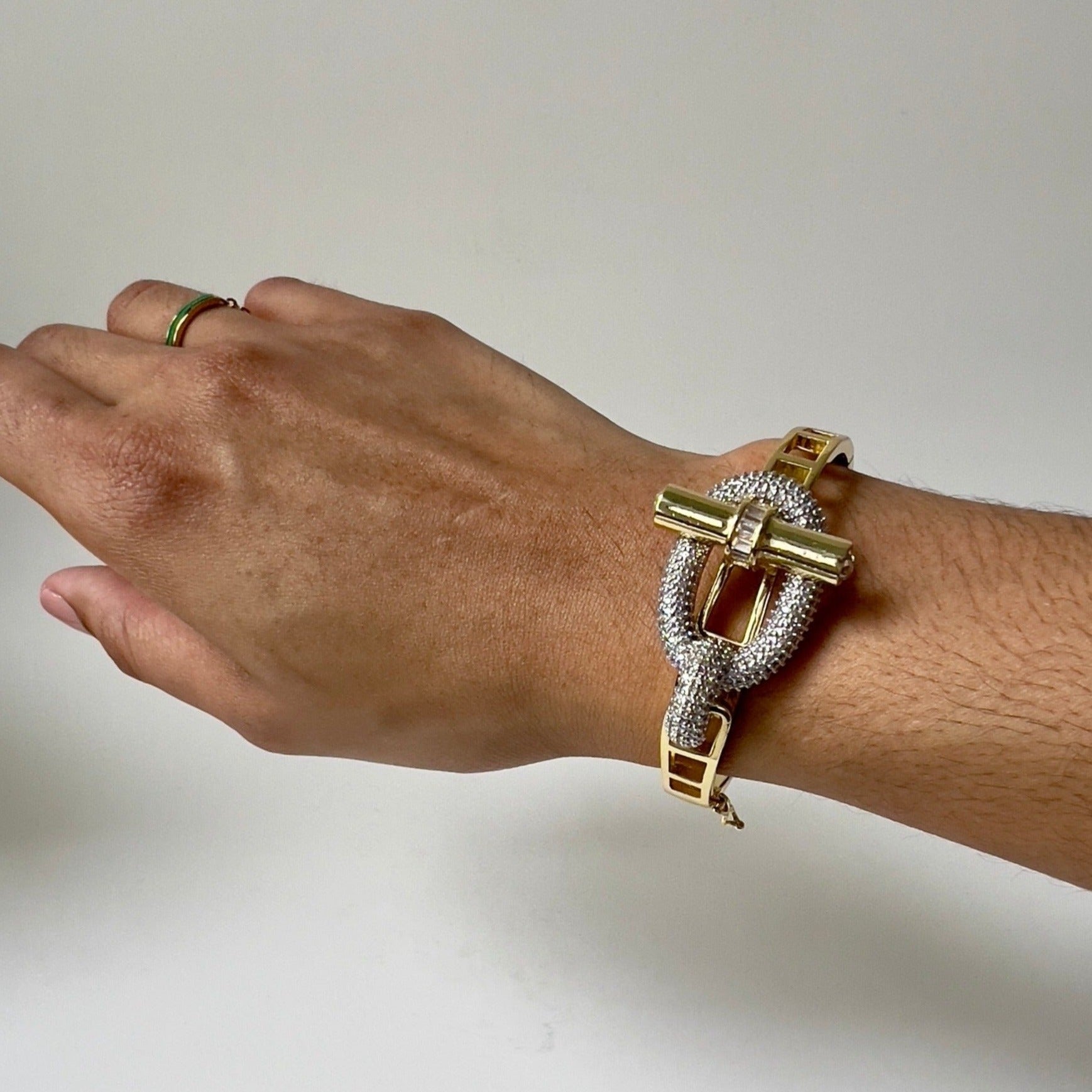 chunky and shiny elegant bracelet with buckle shape