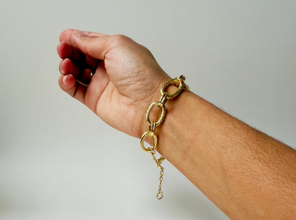 link chain bracelet in gold in a woman's wrist 