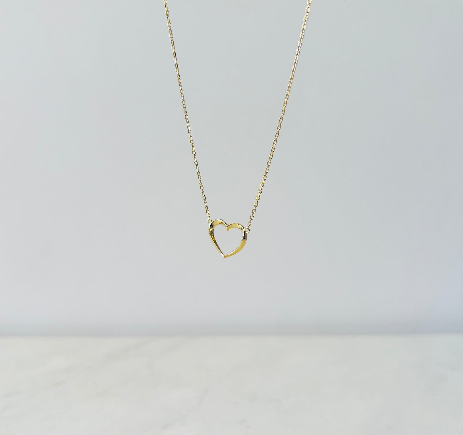 wire heart pendant necklace in gold