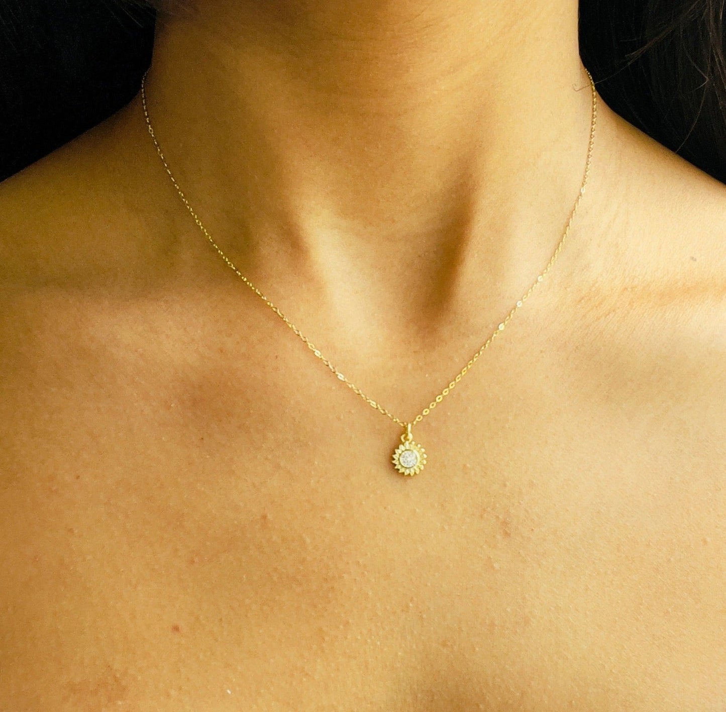 Sun shaped necklace for in gold women, perfect for sun lovers