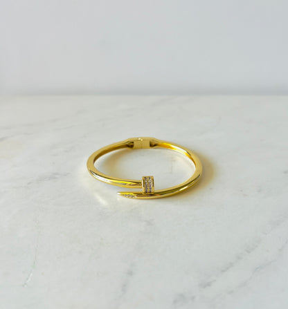 Very elegant gold bangle with zirconia details on top and in the tip