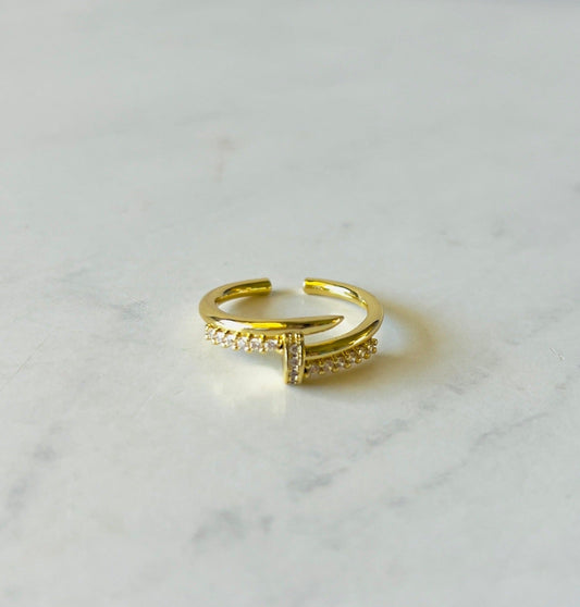 gold ring with accent details in cubic zirconia