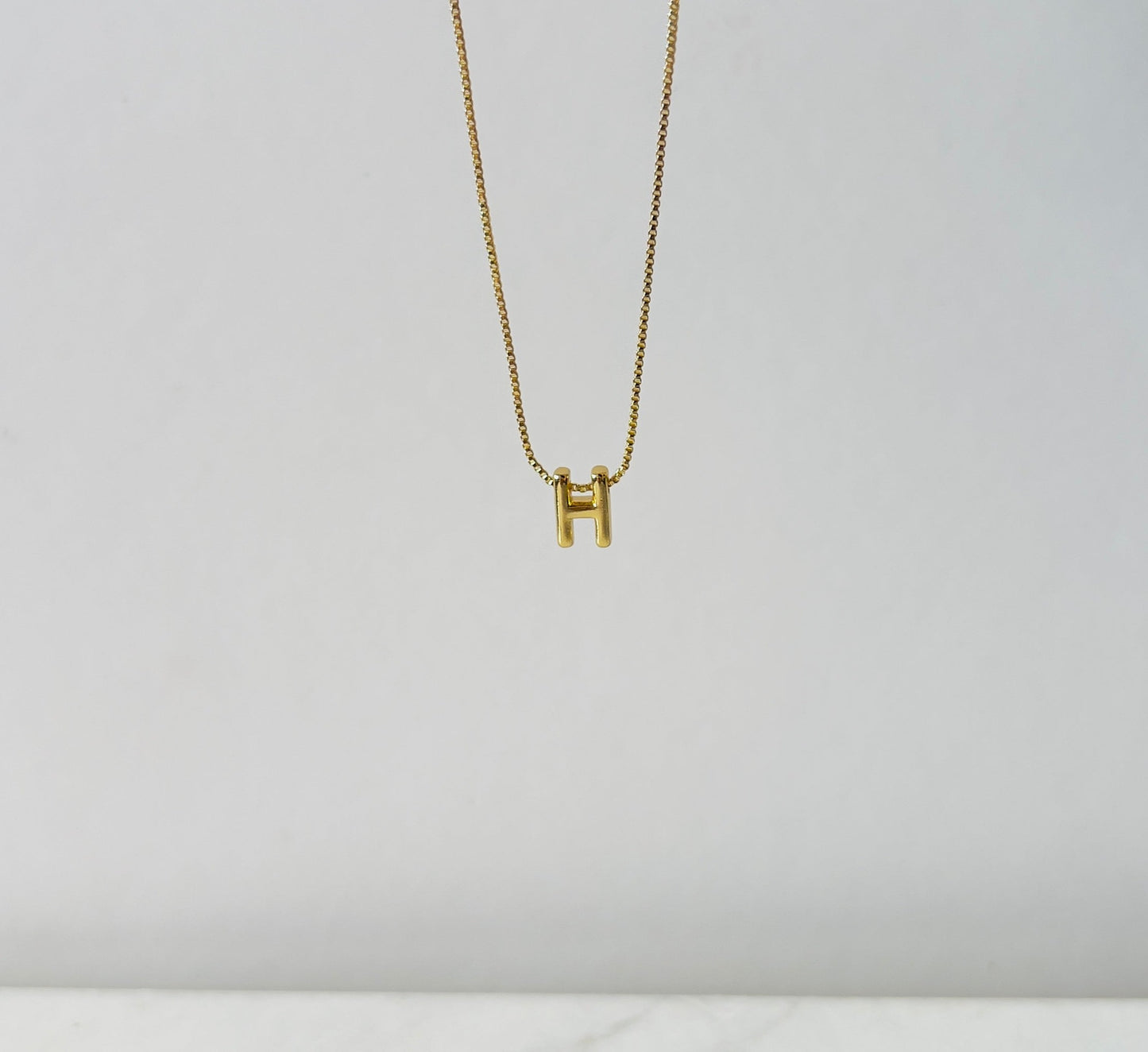 Letter H for personalized necklace in gold for women