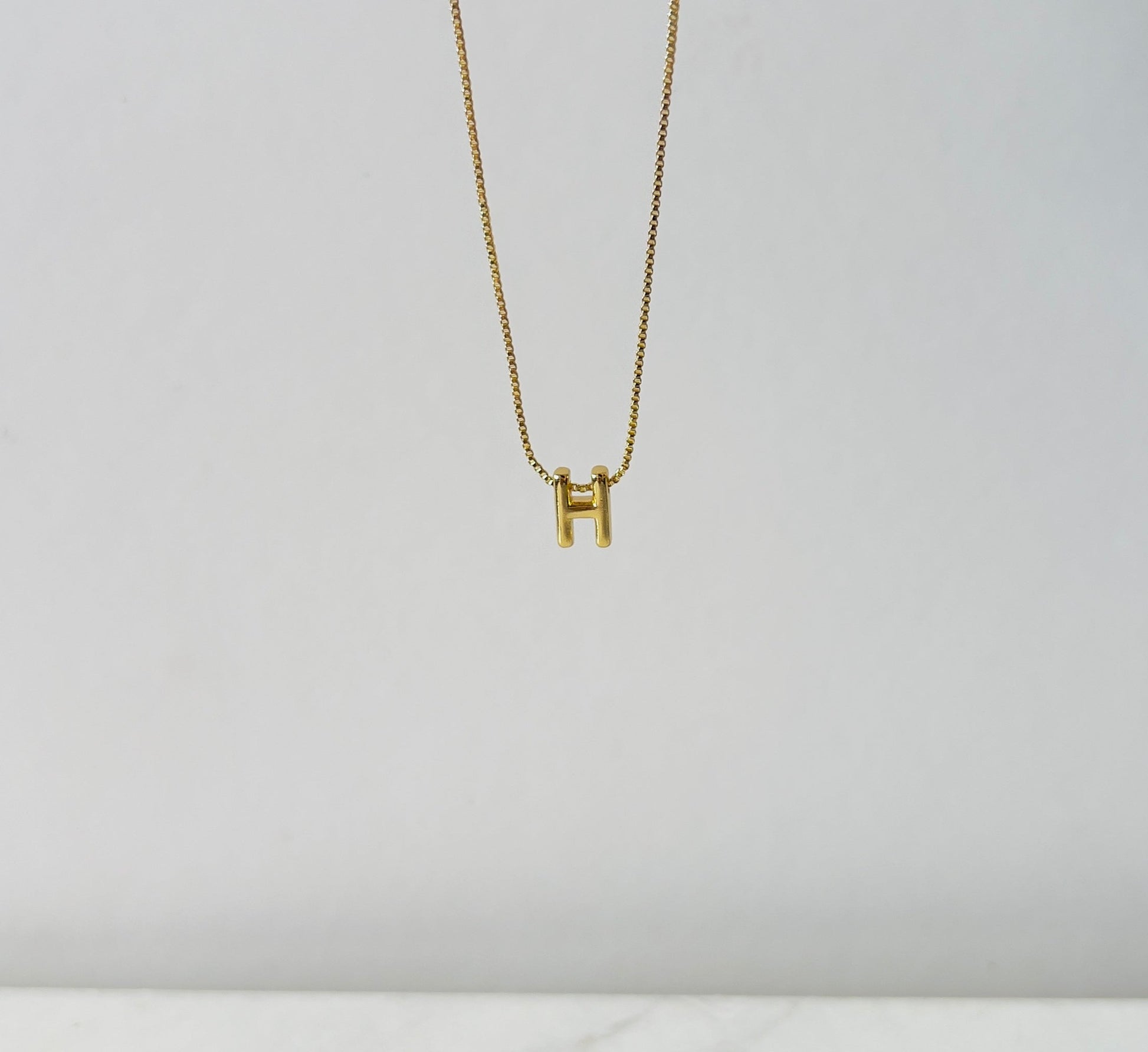 Letter H for personalized necklace in gold for women