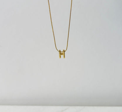 Letter H for personalized necklace in gold for women