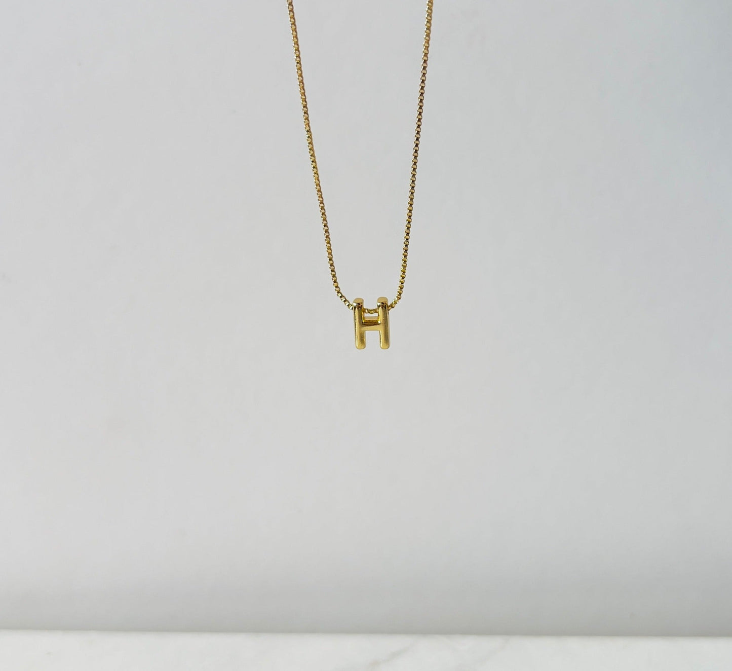 Letter H for personalized necklace in gold for women