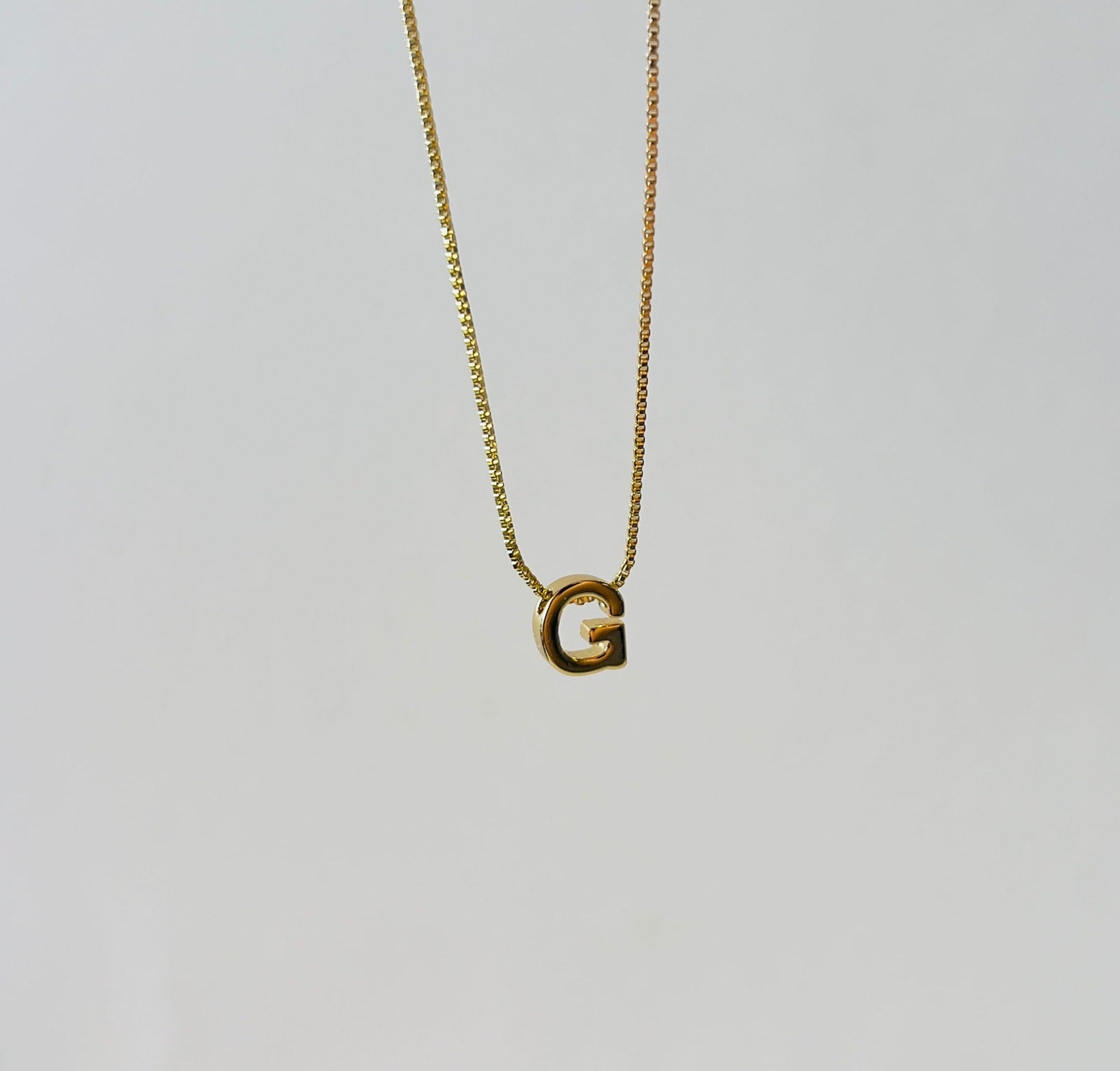 Letter G for personalized necklace in gold for women