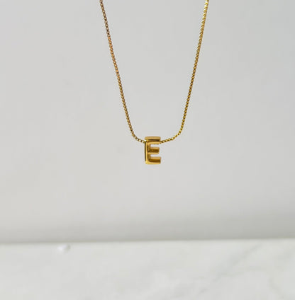 Letter E for personalized necklace in gold for women