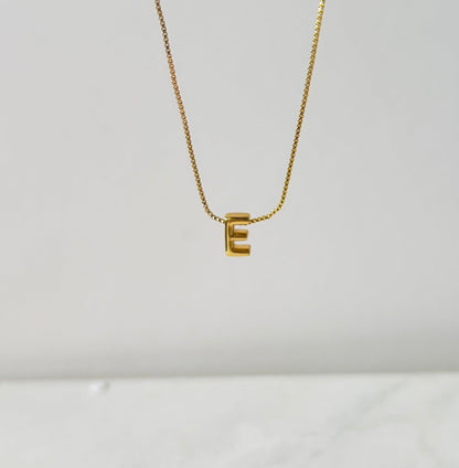 Letter E for personalized necklace in gold for women