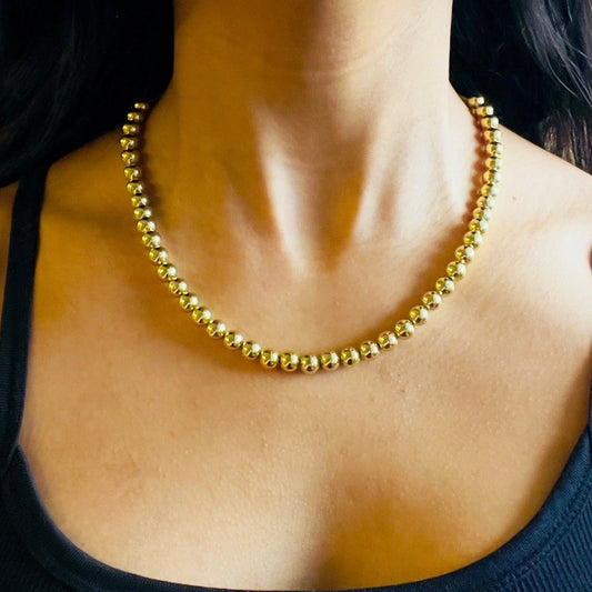 Goldy pearl necklace in a woman's neck