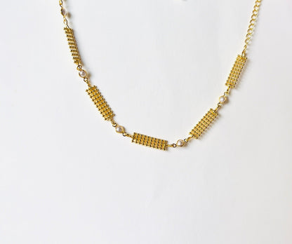 Timeless gold-plated anklet with circle pattern chain and faux pearl link - Perfect for any occasion