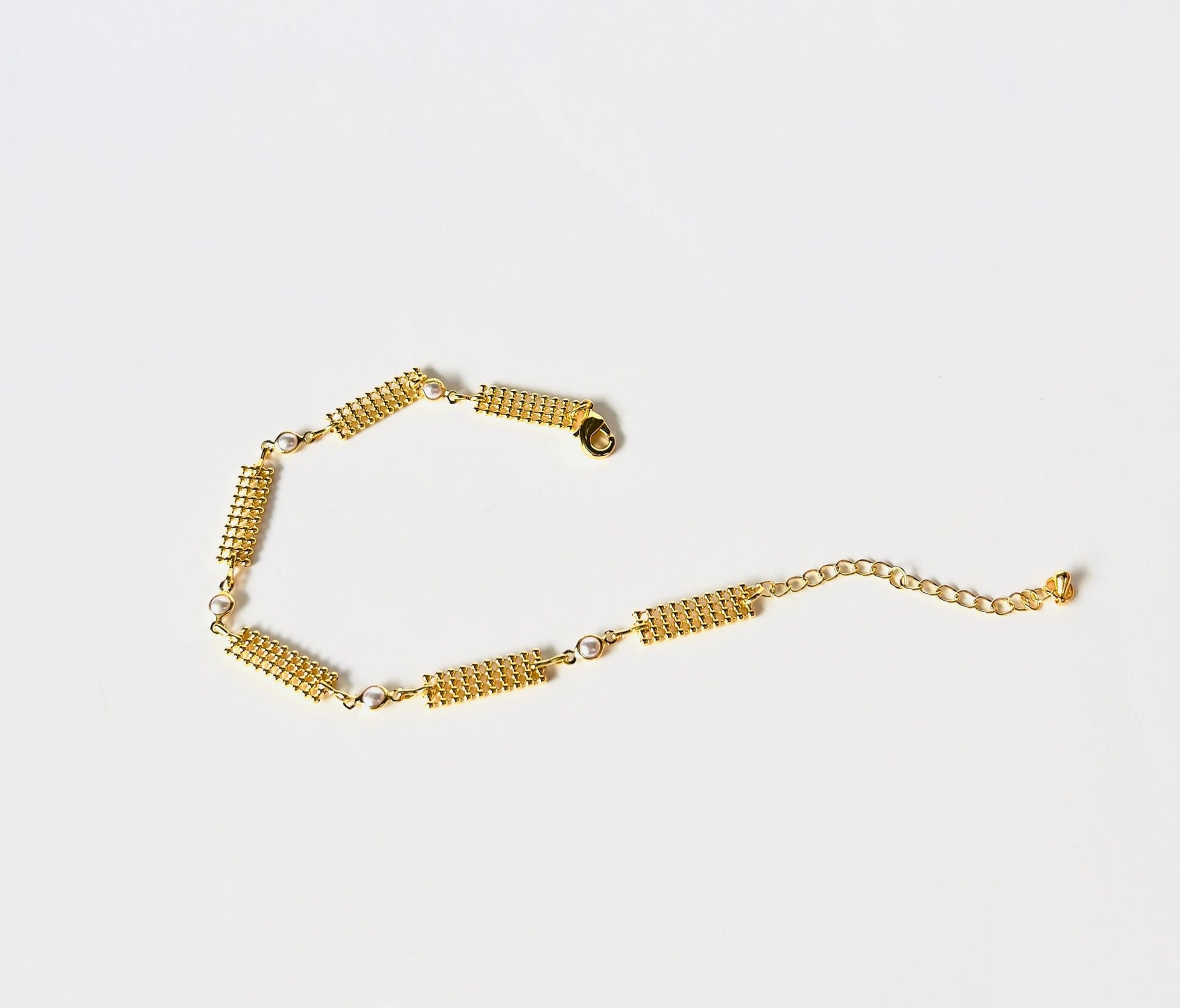 Stylish gold circle pattern anklet featuring a faux pearl link - Ideal for casual and formal wear