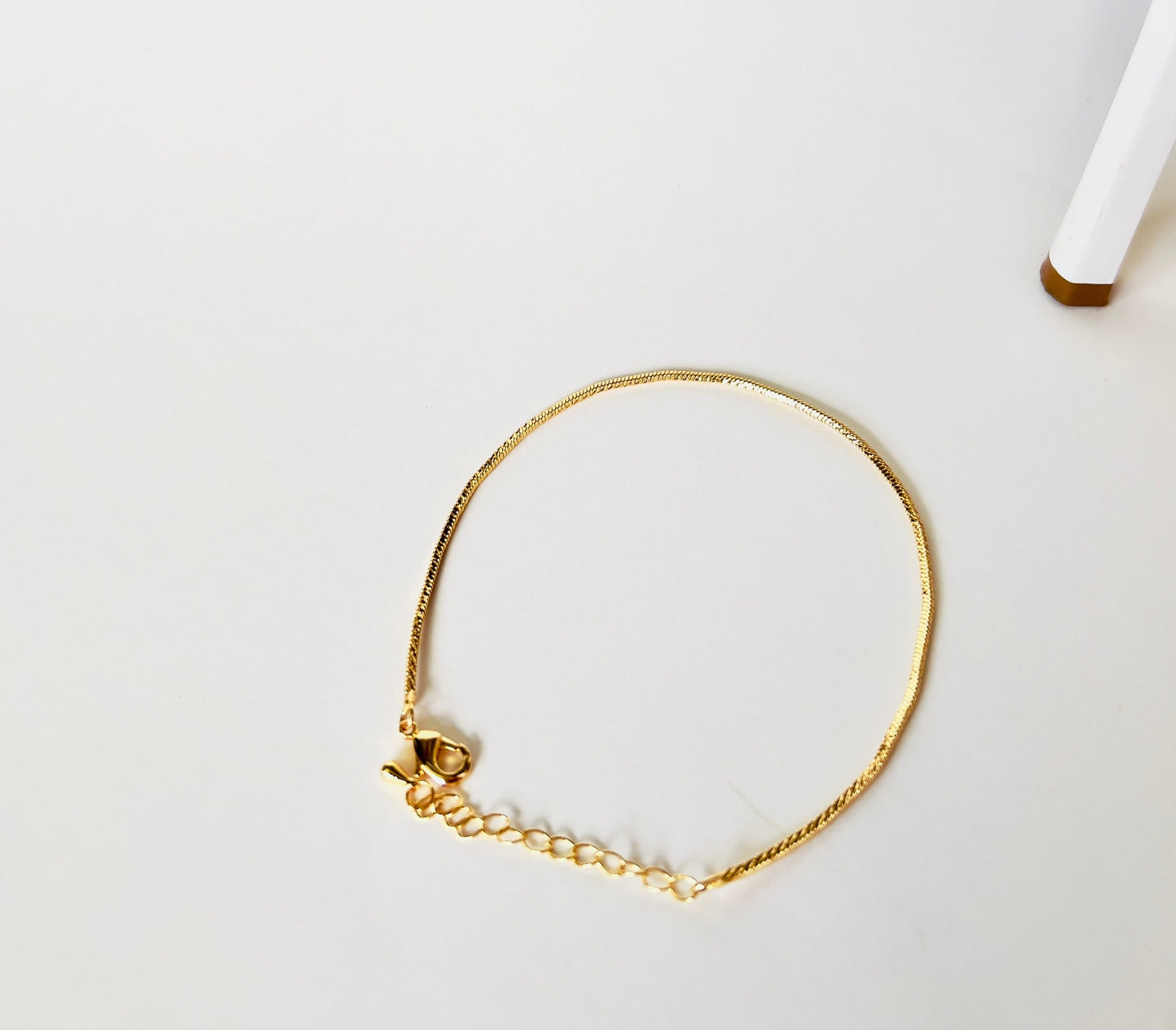 Chic gold plated anklet with snake chain design and lobster clasp - Elegant and comfortable ankle jewelry