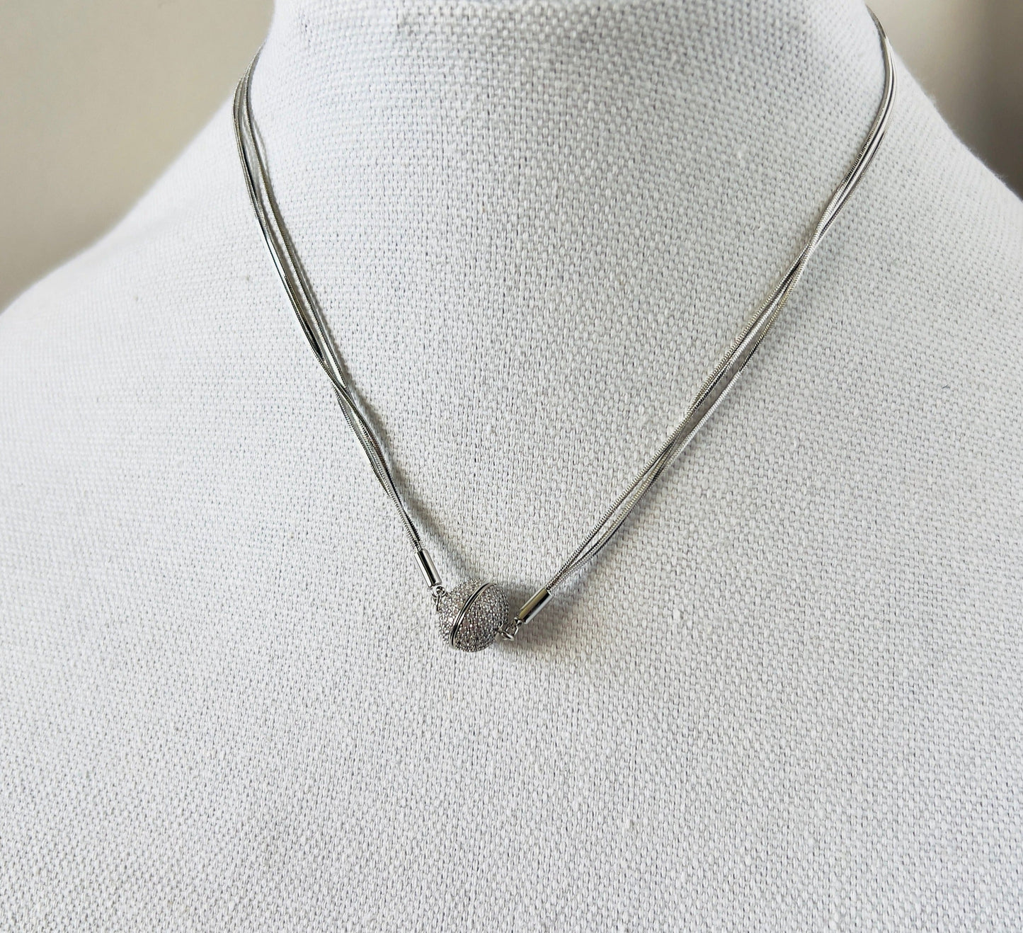 Necklace and earring set with magnetic close in the front in silver, perfect wedding gift