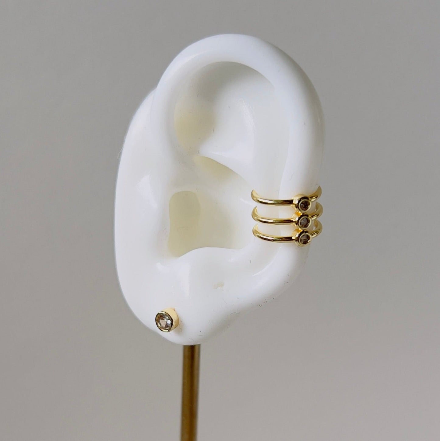 Chic ear cuff featuring three wires and cubic zirconia detail - Perfect for a modern and fashionable look
