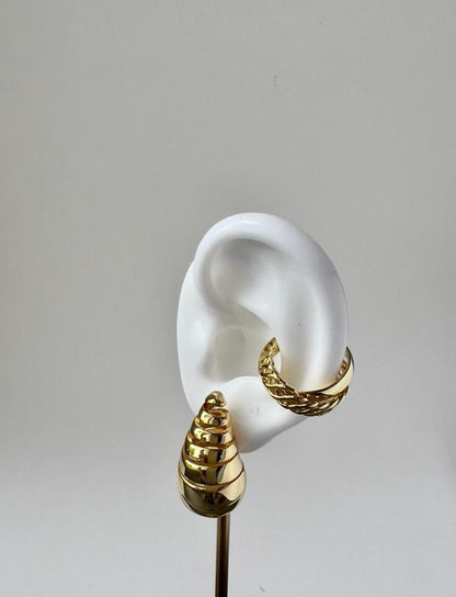 Elegant gold-plated chunky earrings in snail shape - Multilayered design with intricate detailing for a sophisticated look